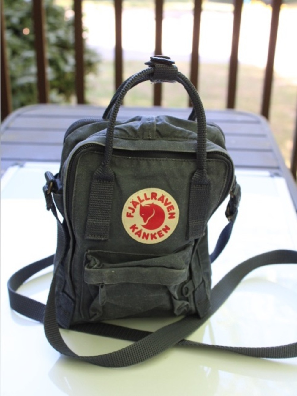 Fjällräven Kånken Sling bag
Vinyl Graphite colorway.